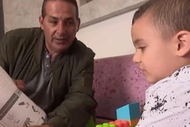 Lạ kỳ bé Israel 3 tuổi nói được tiếng Anh dù chưa được học