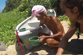 Cụ ông 82 tuổi 30 năm sống 'nude' ngoài hoang đảo