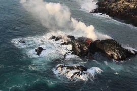 Nham thạch núi lửa lan rộng, tạo thành đảo nhỏ ở Hawaii