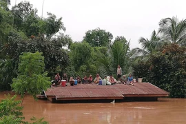 Người dân Lào lâm cảnh màn trời chiếu đất vì vỡ đập