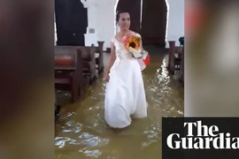 Bất chấp lũ, cô dâu lội nước tiến vào lễ đường