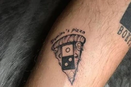 Đổ xô đi xăm hình logo công ty để ăn pizza miễn phí trọn đời