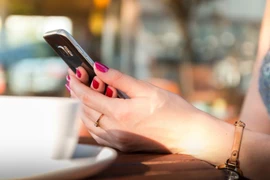 Ngồi tù vì xem lén điện thoại của chồng
