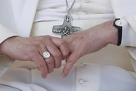 Giáo hoàng Francis liên tục né không cho tín đồ hôn nhẫn