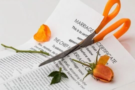 Ly hôn trong tuần trăng mật vì phát hiện chồng quá keo kiệt
