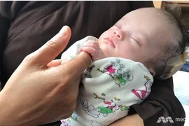 Hành trình sống sót kỳ diệu của em bé Việt bị mẹ treo trên cây