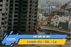 Khoảnh khắc cần cẩu công trình đổ sập đè nhà dân