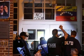 Cảnh sát Mỹ tiến vào Đại sứ quán Venezuela ở Washington