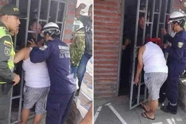 Ngó nghiêng nhà hàng xóm, phụ nữ bị mắc kẹt đầu vào song cửa