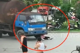 Giả vờ bị xe tải đâm để ăn vạ đòi tiền