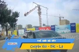 Khoảnh khắc cần cẩu đổ sập đè chết người