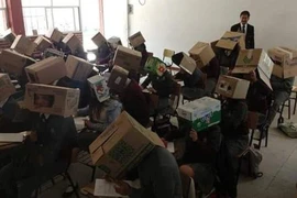 Giáo viên buộc học sinh đội thùng carton để ngăn quay cóp
