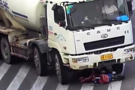 Sống sót kỳ diệu dù bị xe bồn kéo lê