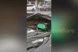 Hố tử thần 60 m2 nuốt chửng xe taxi
