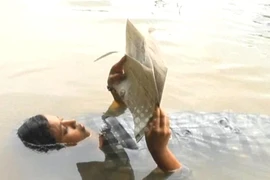 Nàng tiên cá Ấn Độ ăn, ngủ, đọc sách đều dưới nước
