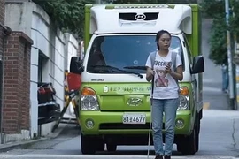 Cô gái khiếm thị một mình đi du lịch nước ngoài