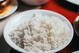 Người giúp việc lén trộn chất ô uế vào cơm cho chủ nhà ăn để "ếm bùa". Ảnh: CNA