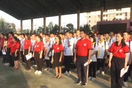 Học sinh trường Thammasat Khlongluang Wittayakom tại một buổi chào cờ. Ảnh: ONE 31