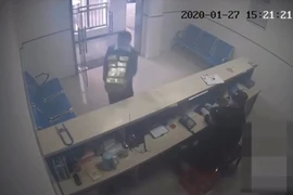 Hối hả đem tặng đồn cảnh sát 500 khẩu trang rồi bỏ chạy