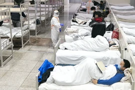 Bệnh nhân bị nhiễm virus Corona được nhìn thấy tại một bệnh viện tạm thời được chuyển đổi từ một Trung tâm triển lãm ở Vũ Hán vào ngày 5-2. Ảnh:TÂN HOA XÃ