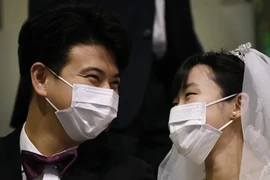 Cô dâu chú rể mang khẩu trang tại lễ cưới tập thể ở Seoul. Ảnh: AFP