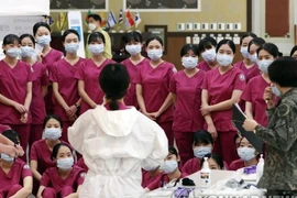 Sinh viên Học viện Điều dưỡng Lực lượng Vũ trang Hàn Quốc được hướng dẫn phòng chống COVID-19 tại TP Daejeon ngày 2-3. Ảnh: YONHAP