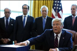 Tổng thống Donald Trump phát biểu trước khi ông ký gói giải cứu kinh tế tại Phòng Bầu dục tại Nhà Trắng hôm 27-3. Ảnh: AP