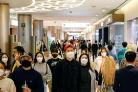 Người dân Hàn Quốc mang khẩu trang khi đến một trung tâm mua sắm ở Seoul vào ngày 30-4. Ảnh: REUTERS