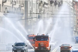 Xe phun thuốc khử trùng trên đường phố Moscow, Nga vào ngày 1-5. Ảnh: REUTERS