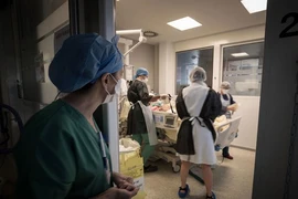 Các y tá đang chăm sóc bệnh nhân COVID-19 tại Bệnh viện Lariboisiere ở Paris, Pháp. Ảnh: AFP