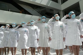 Y tá ở thành phố Vũ Hán, Trung Quốc tham dự một sự kiện chào mừng ngày Quốc tế Điều dưỡng 12-5. Ảnh: REUTERS