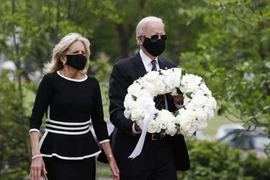 Ông Joe Biden và phu nhân Jill Biden xuất hiện tại đài tưởng niệm cựu binh vào ngày tưởng niệm. Ảnh: AP