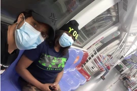 Hai vợ chồng Brahim Casseem và Dilka Dilukshi trên một chuyến tàu lửa vắng người mùa COVID-19 ở Singapore. Ảnh: Brahim Casseem/CNA