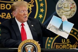 Tổng thống Trump tại buổi gặp gỡ người dân ở bang Arizona. Ảnh: REUTERS