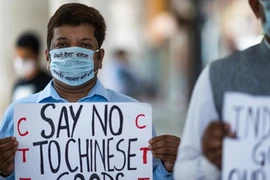 Người Ấn Độ cầm biểu ngữ “Nói không với hàng Trung Quốc” tại chợ ở thủ đô New Delhi ngày 17-6. Ảnh: AFP
