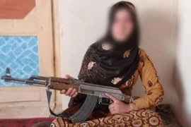 Hình ảnh Gul cầm khẩu súng lan tràn trên mạng xã hội gần đây. Ảnh: BBC