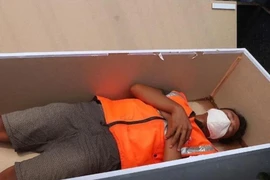 Phạt người không đeo khẩu trang vào nằm trong quan tài