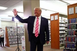 Ông Trump bỏ phiếu sớm:'Tôi vừa bầu cho 1 người tên Trump'