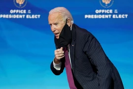 Ông Biden ho sau khi đi chung với phóng viên nhiễm COVID-19