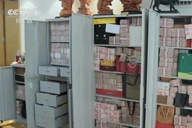 Quan tham Trung Quốc giấu 2 tấn tiền mặt trong nhà