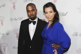 Kim 'siêu vòng 3' chính thức ly hôn Kanye West