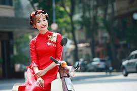 Các nữ Facebooker được chọn trình diễn áo dài