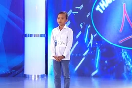 Rớt nước mắt với cậu bé 13 tuổi chuyên hát đám cưới ở Gò Công