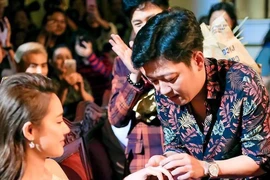 Trường Giang cầu hôn Nhã Phương trên sân khấu Mai Vàng