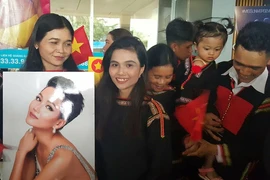 Bà con Ê Đê ở buôn làng đến sân bay đón H'Hen Niê