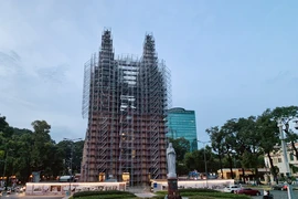 Chiếu sáng hai thánh giá đỉnh tháp chuông nhà thờ Đức Bà mùa Giáng sinh