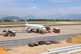 Sân bay Đà Nẵng đóng khẩn cấp một đường băng