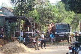 Bom nổ, 10 căn nhà bị hư hại