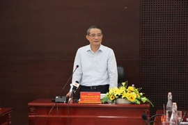'Cán bộ đi đối ngoại có biết uống rượu vang thế nào không?'