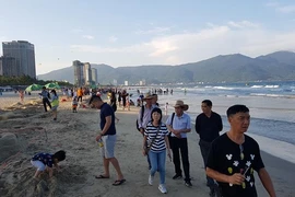 Du khách ùn ùn kéo đến Đà Nẵng nhân mùa du lịch biển